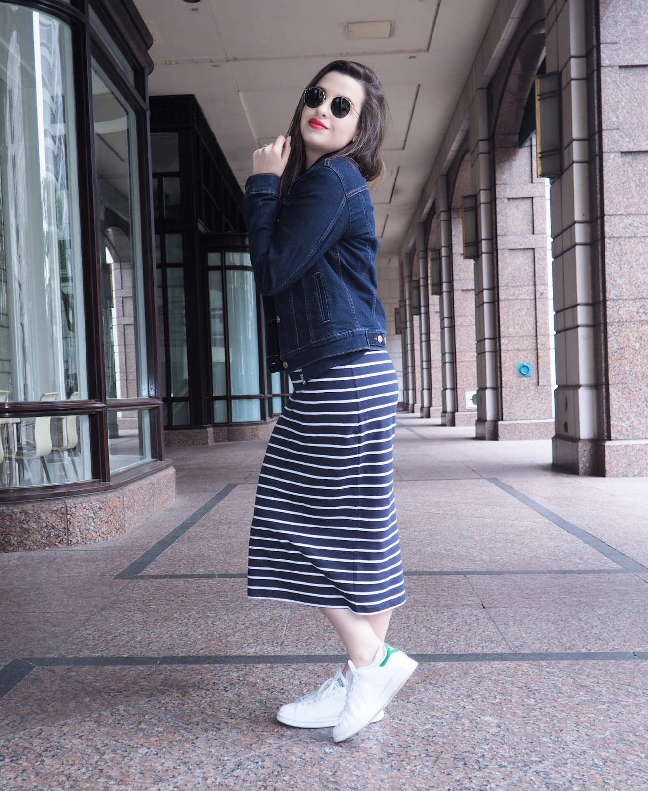 White shirt online dress with sneakers